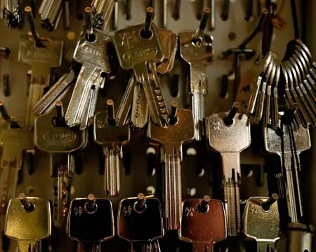 Schlüsselrohlinge an der Wand einer Schlüsseldienst-Werkstatt – Schlüsseldienst Hannover Südstadt