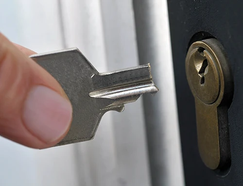 Abgebrochener Schlüssel vor dem Schließzylinder einer Tür – Schlüsseldienst Hannover List