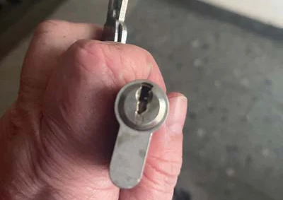 Ausgebauter Profilzylinder einer Haustür in der Hand – Schlüsseldienst Hannover List